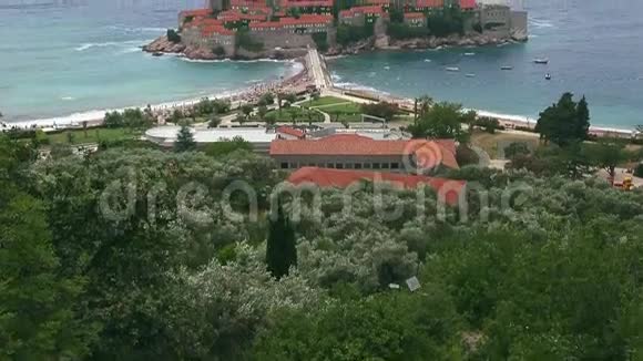 黑山斯维蒂斯特凡岛倾斜射击慢动作鸟瞰图亚得里亚海风景区视频的预览图