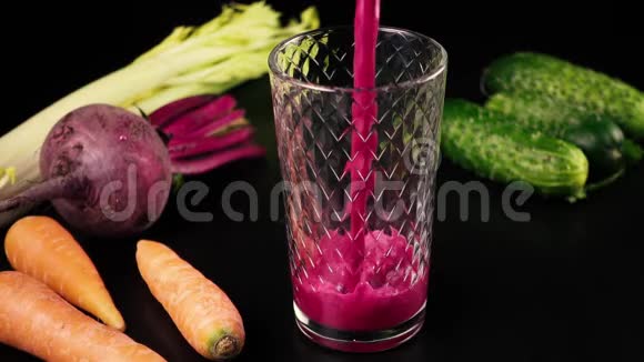 果汁来自新鲜蔬菜胡萝卜芹菜甜菜和黄瓜高速公路视频的预览图