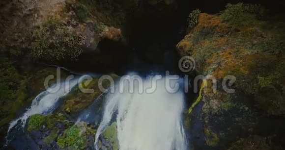 冰岛美丽的格尔朱弗拉布瀑布的俯瞰图直升机向下移动水从山间流下来视频的预览图