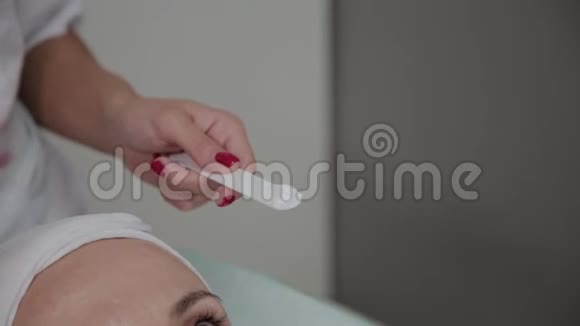 专业美容师在面部涂抹保湿霜视频的预览图
