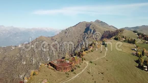 4K无人机鸟瞰奥罗比阿尔卑斯山和福米科采摘在一个晴朗和蓝色的一天视频的预览图