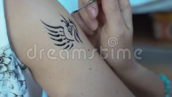 肩膀上有指甲花纹身的女孩视频的预览图