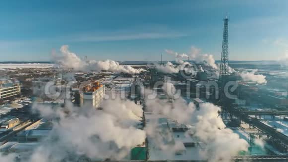 工业景观从管道厂冒烟污染大气视频的预览图