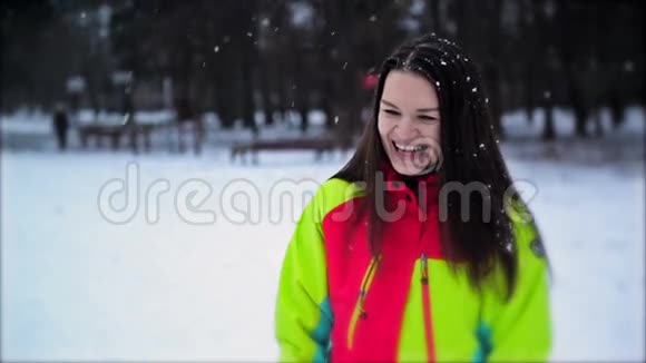 可爱的小女孩长发迷人的微笑在户外享受冬天穿彩色衣服的女人的特写照片视频的预览图