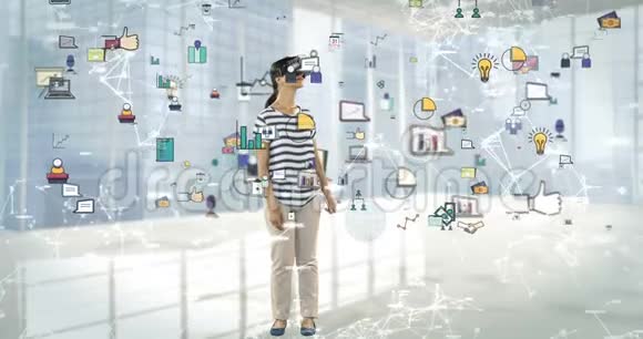 妇女使用虚拟现实耳机数字生成的商业图标4k视频的预览图