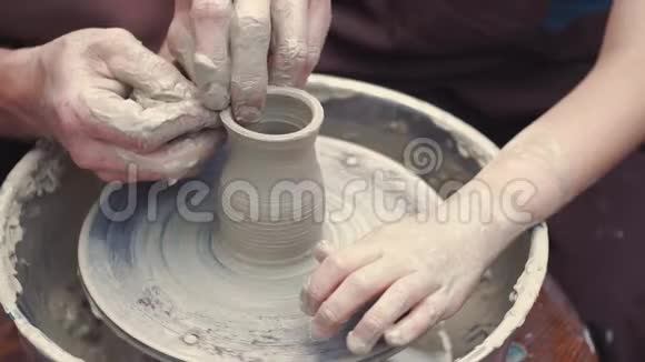 双手合拢在陶器中制作视频的预览图
