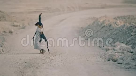 快乐的女孩赤脚在路上奔跑跳舞视频的预览图