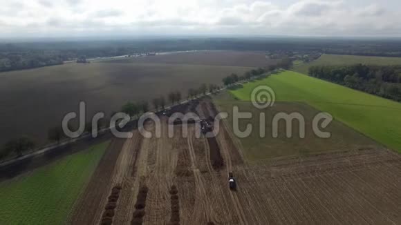 大型农田挖掘机高空装载自卸汽车视频的预览图