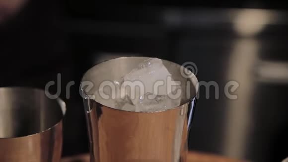 在酒吧喝一杯加冰的鸡尾酒视频的预览图