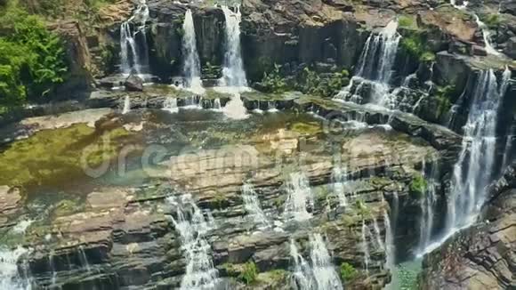 Flycam展示了从悬崖上飞来的瀑布瀑布视频的预览图