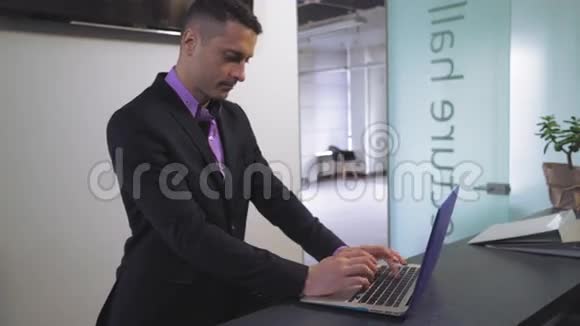 银行职员在服务台使用个人电脑视频的预览图