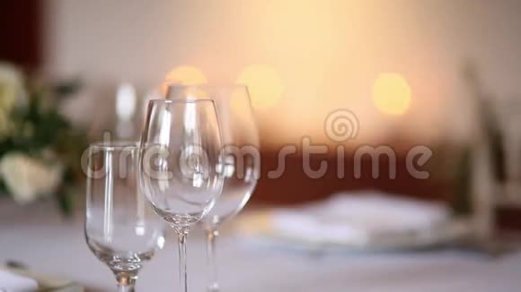 餐馆里桌子上的眼镜这家餐馆内部TT视频的预览图