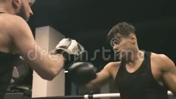 拳击手与搭档练习拳击视频的预览图