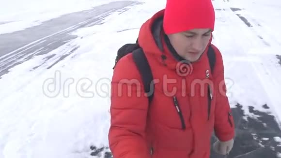 旅行者沿着白雪覆盖的湖面散步视频的预览图