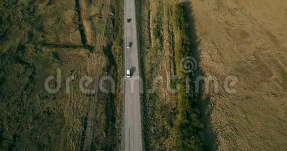 交通道路的鸟瞰图汽车在美丽的乡村绿地上穿过高速公路视频的预览图