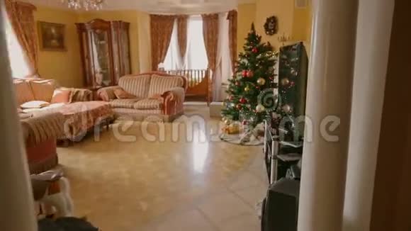 两个穿着睡衣的姐妹跑在客厅里打开圣诞礼物视频的预览图