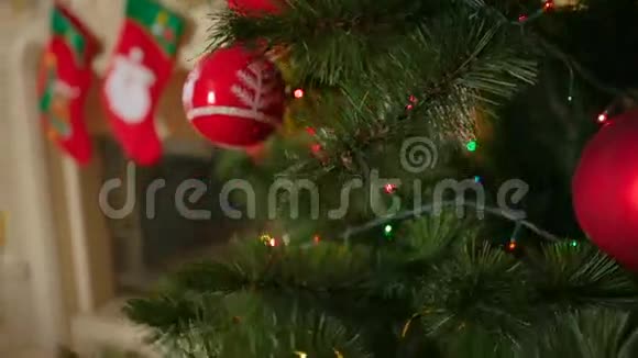客厅带壁炉的漂亮圣诞树特写镜头视频的预览图