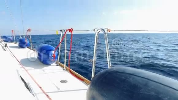 蓝色护舷躺在帆船上游艇帆碧海蓝天夏日晴朗视频的预览图