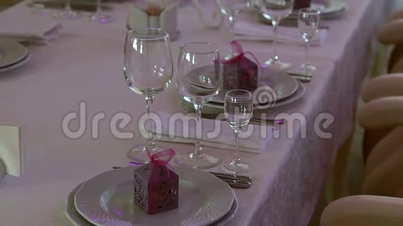 婚礼桌上的和酒杯视频的预览图