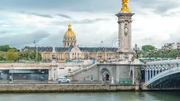 法国巴黎亚历山大三世残废军人院和桥前交通视频的预览图