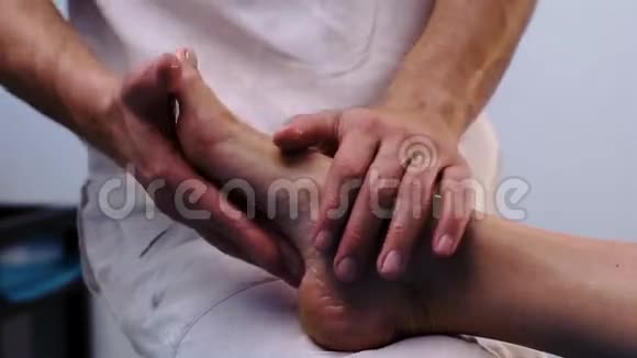 男性手按摩病人的脚视频的预览图