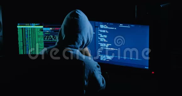 Acker使用黑暗黑客室里的笔记本电脑破解密码视频的预览图