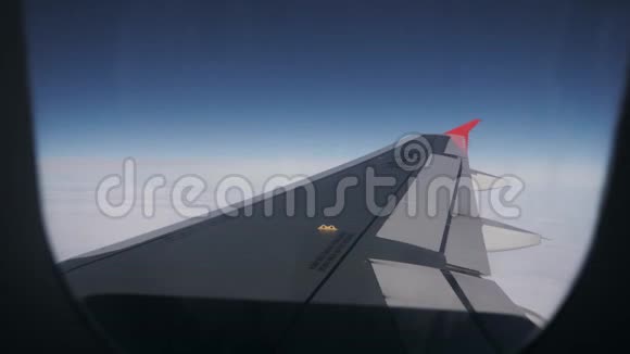 从窗外看飞机从飞机的窗外看飞机的机翼蓝天和云彩视频的预览图