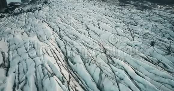 冰岛冰山的俯视图火山灰飞烟灭地飞过瓦特纳霍卡尔冰川的条纹视频的预览图