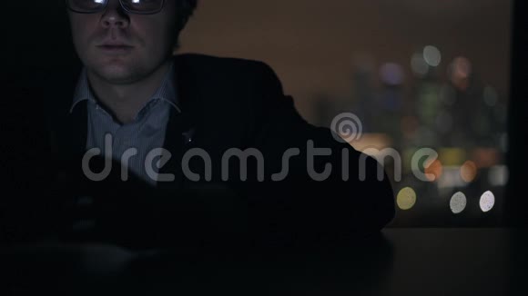 那个商人用电话浏览互联网夜晚莫斯科城市全景视频的预览图