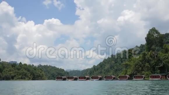 从船上看到朱兰湖泰国南部的高索国家公园高清慢速运动视频的预览图