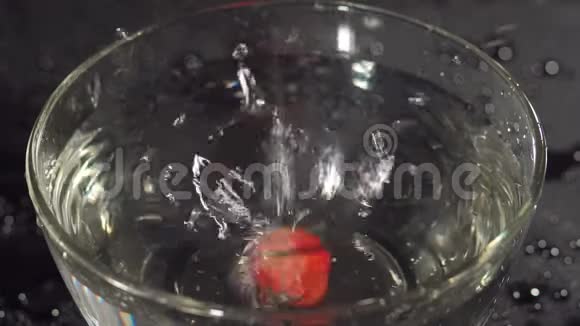 草莓掉进水碗里的特写镜头视频的预览图