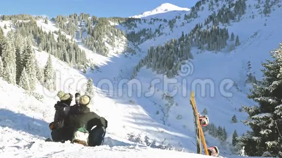 滑雪者用手机自拍的时间推移阿尔卑斯山脉视频的预览图
