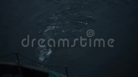船在水上的痕迹从船尾看视频的预览图