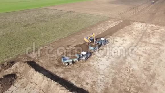 大型农田挖掘机高空装载自卸汽车视频的预览图