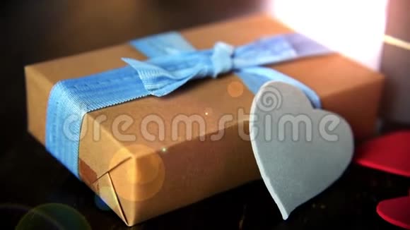 木桌上放有纸心的礼品盒视频的预览图