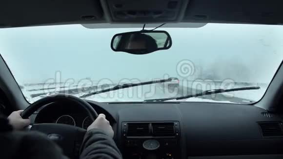 在雪地里缓慢行驶视频的预览图