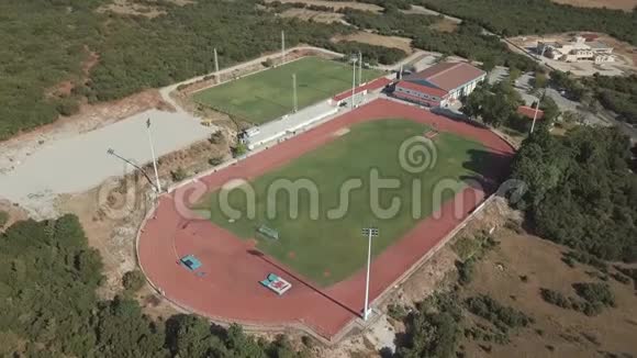 空中射击从上面看希腊的足球场视频的预览图