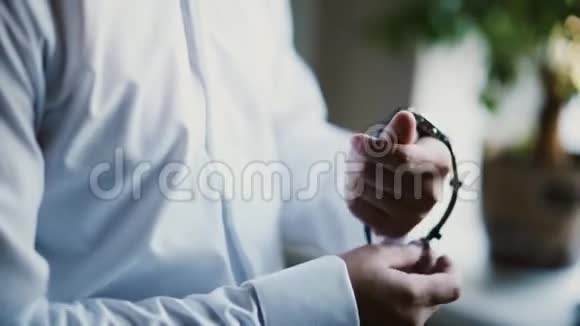 穿白色衬衫的人戴着手表年轻的商人早上准备好近景男性手视频的预览图