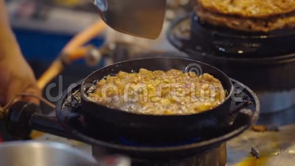 亚洲街头食品煎蛋卷视频的预览图