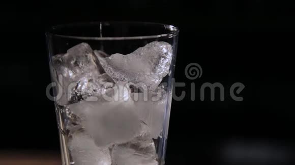 在酒吧喝一杯加冰的鸡尾酒视频的预览图