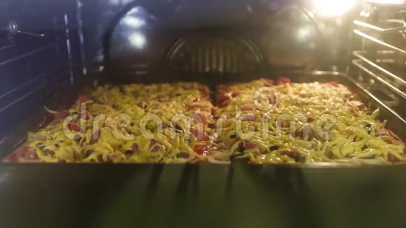 美味丰盛的披萨是在烤箱里煮的时间圈3840x21604K视频的预览图