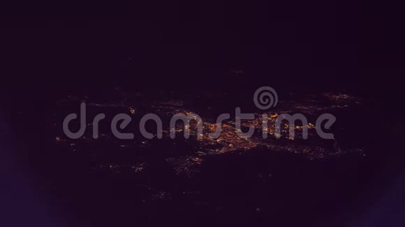 从上面看夜景从飞机窗口到城市灯光的生活视角视频的预览图