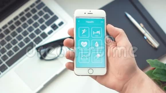 检查智能手机健康应用程序的血压监测视频的预览图
