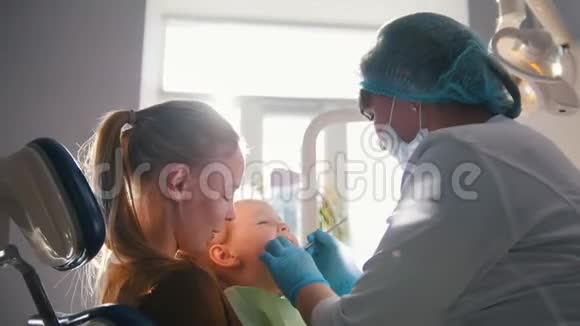 儿童口腔科牙医和带妈妈的小女孩视频的预览图