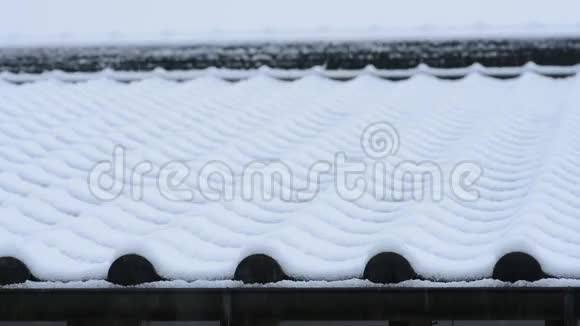 瓦屋顶上的雪视频的预览图
