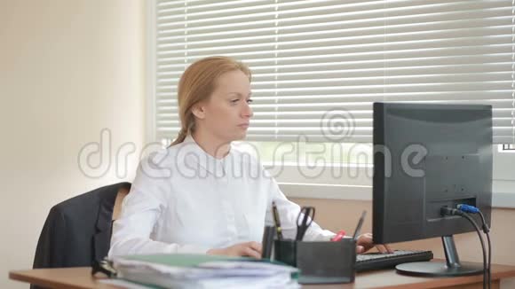 一位女经理厌倦了在办公室的桌子上工作正在跳舞视频的预览图