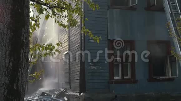 消防队员灭火焚烧废弃的旧房子视频的预览图