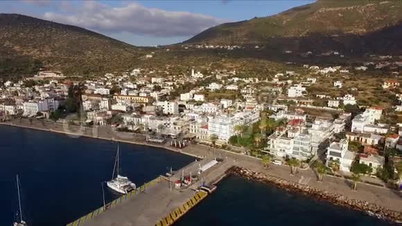 早上在希腊空码头甲烷航拍视频拍摄一个空码头在背景下是一个视频的预览图