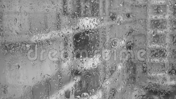 窗户上的雨背景中的建筑物又黑又白视频的预览图