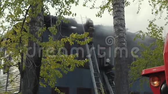 消防队员灭火焚烧废弃的旧房子视频的预览图